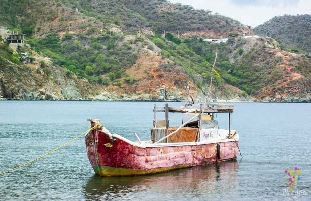 Canoa de pesca en la costa caribe colombiana
