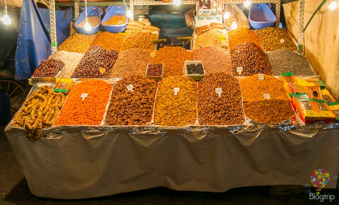 Dátiles y especias en el mercado de Marrakech