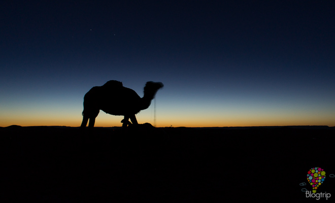 Puesta de sol en el desierto del Sahara en Marruecos
