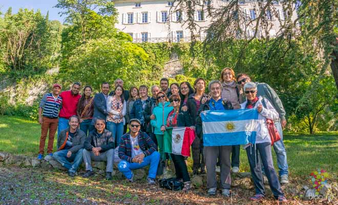 Viajeros hispanos visitando un viñedo en Vienne Francia