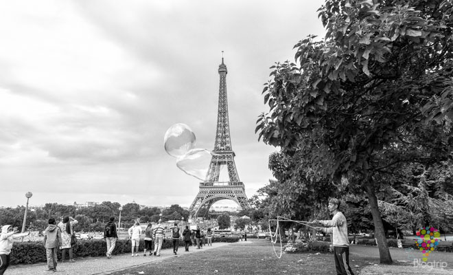 Imagen blanco y negro de la torre Eiffel, París Francia